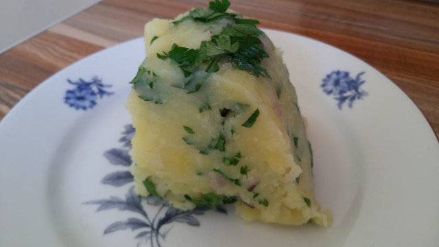 Картофельный салат в форме для кекса