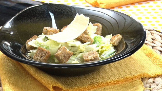 Традиционный салат Цезарь