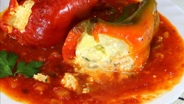 Перец с брынзой в томатном соусе