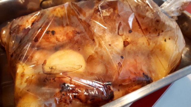 Запеченные крылышки с картофелем в пакете для запекания