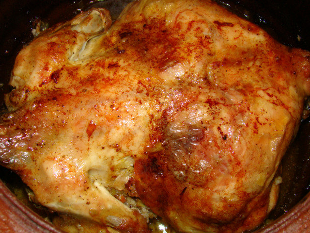 Вкусная фаршированная курица в глиняном горшке