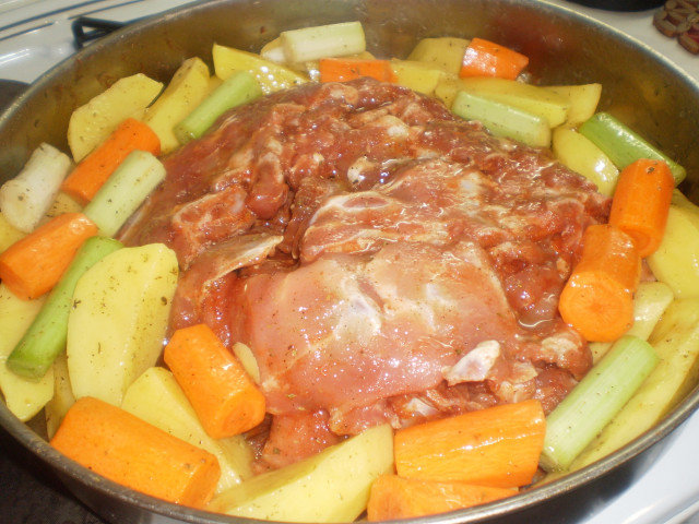 Свиные маринованные ребрышки в духовке с гарниром