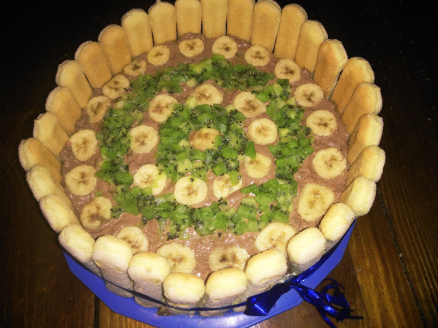 Торт с печеньем дамские пальчики, клубникой и шоколадом
