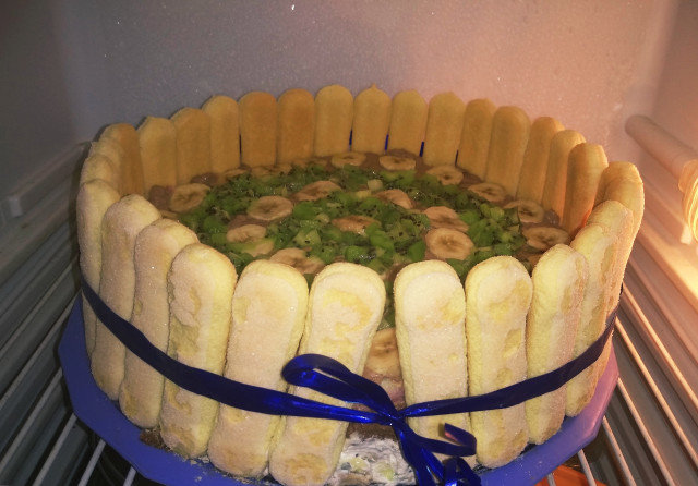 Торт с печеньем дамские пальчики, клубникой и шоколадом