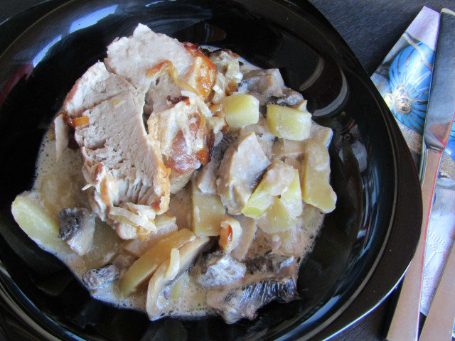 Свиная лопатка с грибами и картофелем в глиняном горшочке