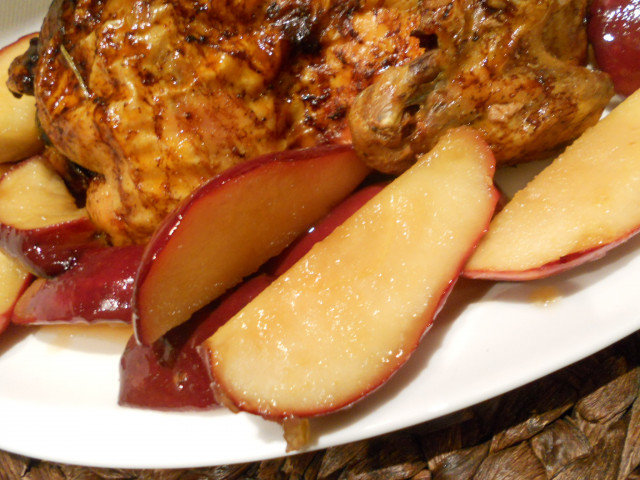 Запеченная индейка (курица) с каштанами и яблоками