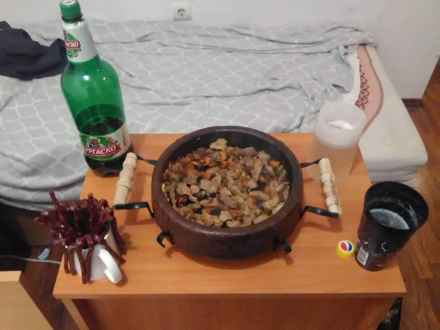 Болгарский сач с двумя видами мяса и овощами