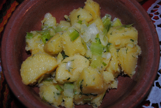 Зимний теплый салат с картофелем и луком-порей