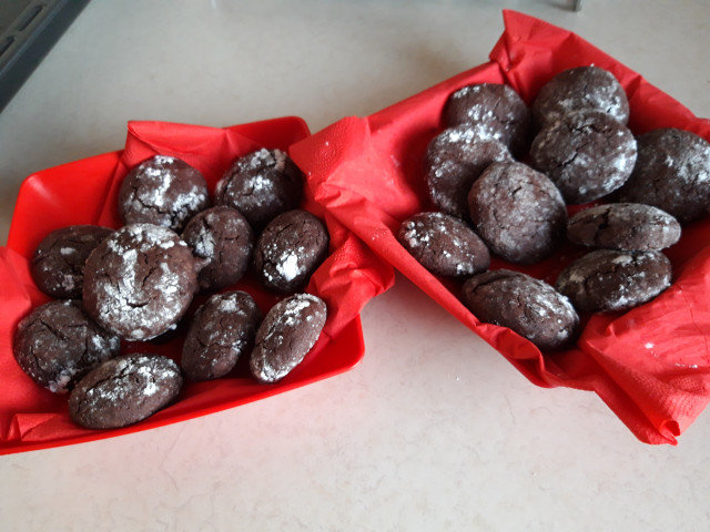 Какаовое печенье с грецкими орехами и трещинками
