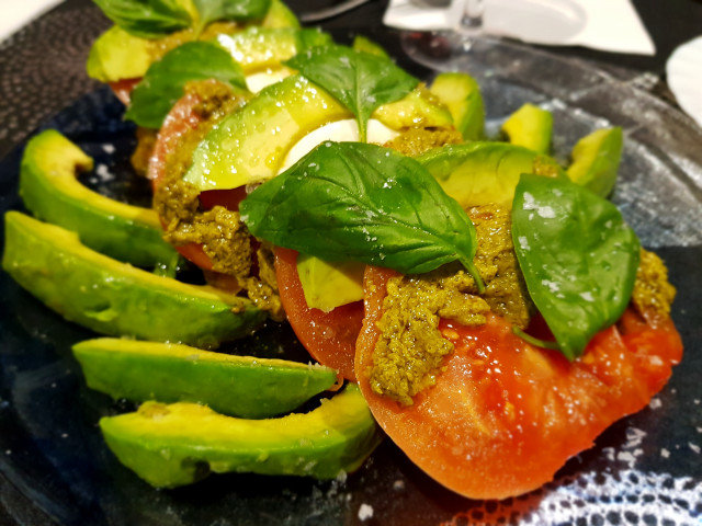 Богатый салат Капрезе с авокадо