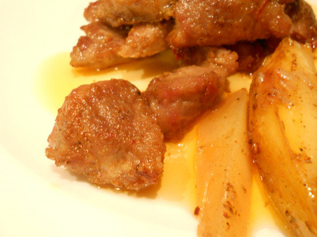Жареные кусочки свинины на сковороде по-гречески