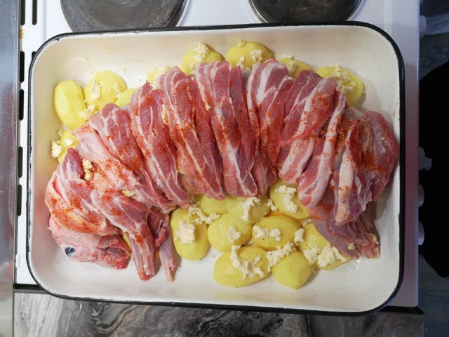Фаршированный кролик в духовке с картошечкой