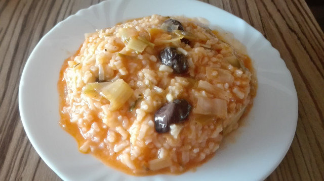 Рис, запеченный с луком-пореем и оливками