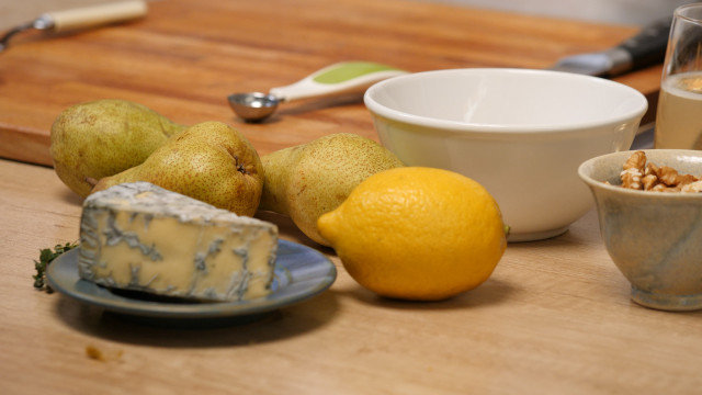 Запеченные груши с грецкими орехами и голубым сыром