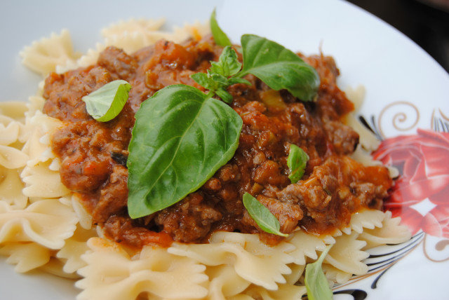 Фарфаллине с фаршем и осенними овощами
