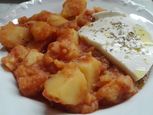 Картофельное рагу по-гречески (Пatates Yiaxvi)