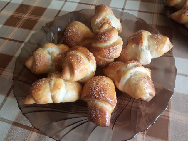 Пасхальные рогалики с ореховой начинкой