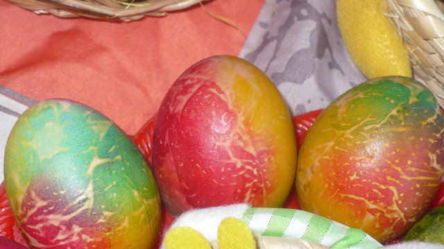 Раскрашенные пасхальные яйца с помощью гофрированной бумаги