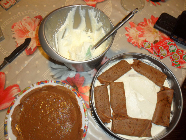 Торт со свернутыми в рулет блинчиками и шоколадом