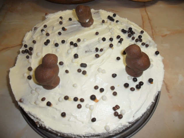 Торт со свернутыми в рулет блинчиками и шоколадом