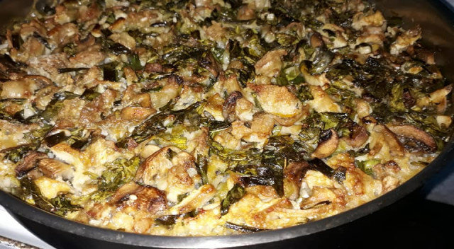 Потроха ягненка с грибами, рисом и зеленью