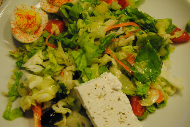 Весенний салат из айсберга, шпината, яиц и оливок