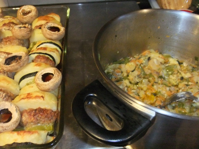 Фрикадельки с картофелем и овощами