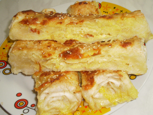 Выкупанная баница с брынзой и сыром