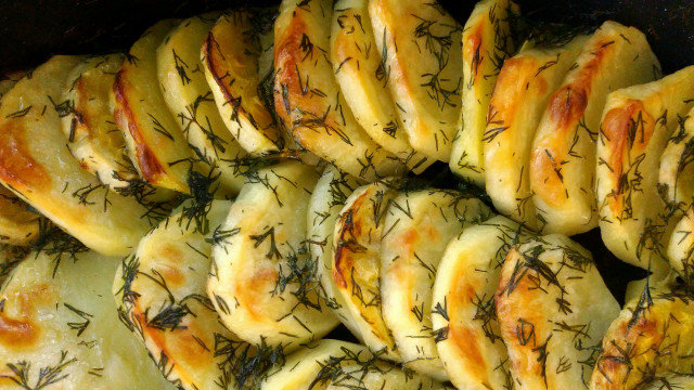 Картофель, запеченный с кабачками