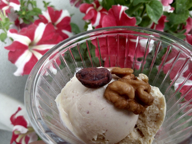Низкоуглеводное йогуртовое мороженое с арахисовой пастой