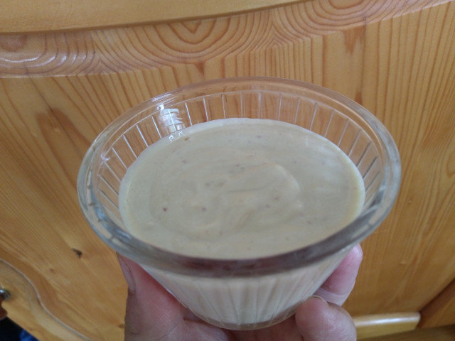 Низкоуглеводное йогуртовое мороженое с арахисовой пастой
