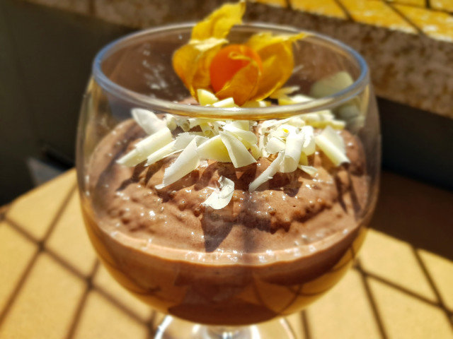 Шоколадный пудинг с семенами чиа и белым шоколадом