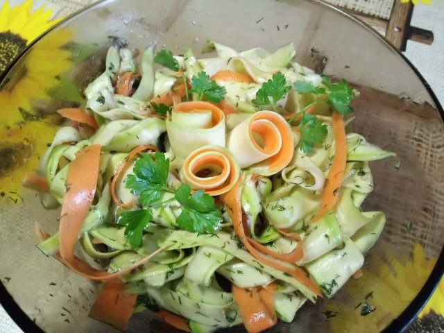 Салат из маринованных кабачков