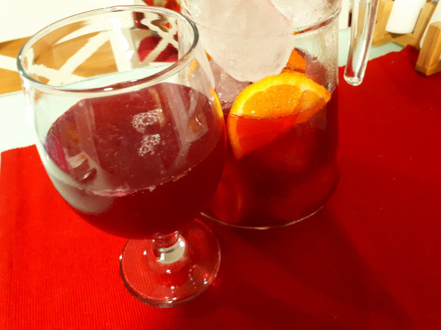 Испанская холодная сангрия с вином и фруктами