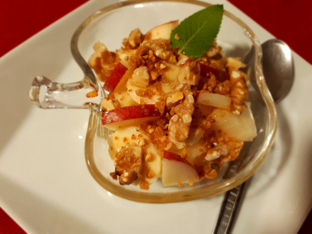 Фруктовый салат с грецкими орехами и медом