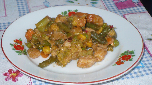 Курица по-китайски с овощами и соевым соусом