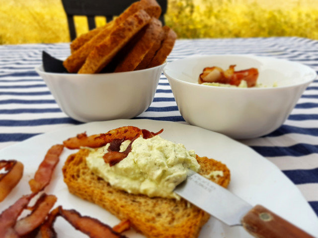 Закуска с брынзой, творогом и беконом