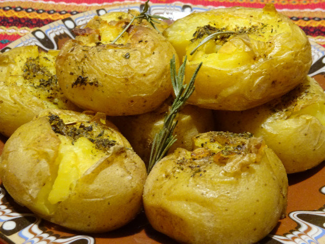 Зaпеченая картошка на сливочном маслe