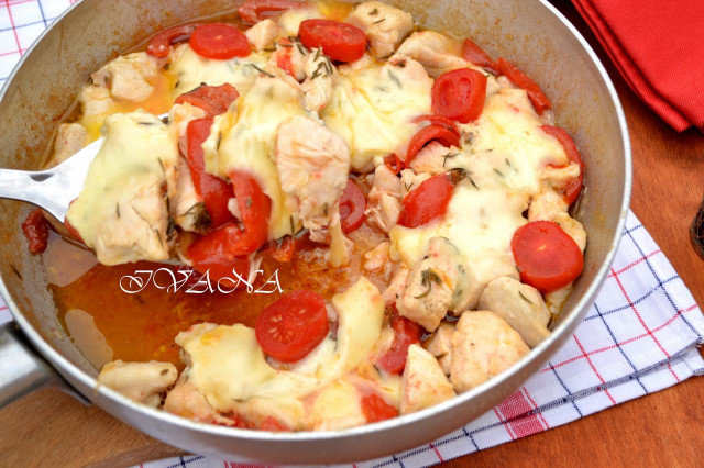 Курица на сковороде с томатным соусом