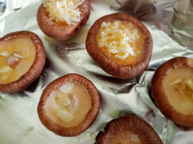 Фаршированные грибы с яйцом и сыром