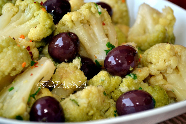 Теплый пикантный салат с цветной капустой и оливками