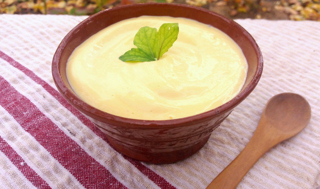 Домашний майонез оливковым маслом и листьями миниатюрной рукколы