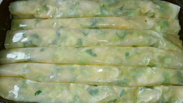 Постная зеленая баница с луком-пореем и шпинатом