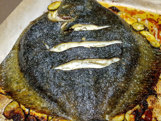 Цельный палтус в духовке с кабачками и чесноком