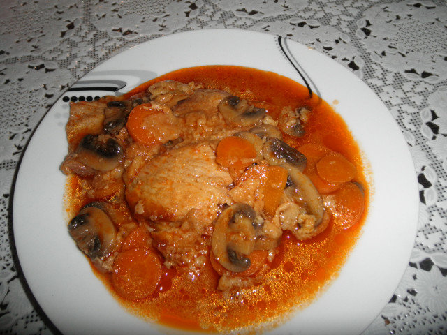 Стейки с грибами и соусом в глиняном горшке