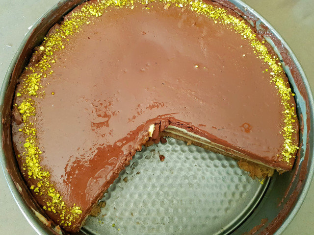 Торт с ванильным кремом и шоколадом