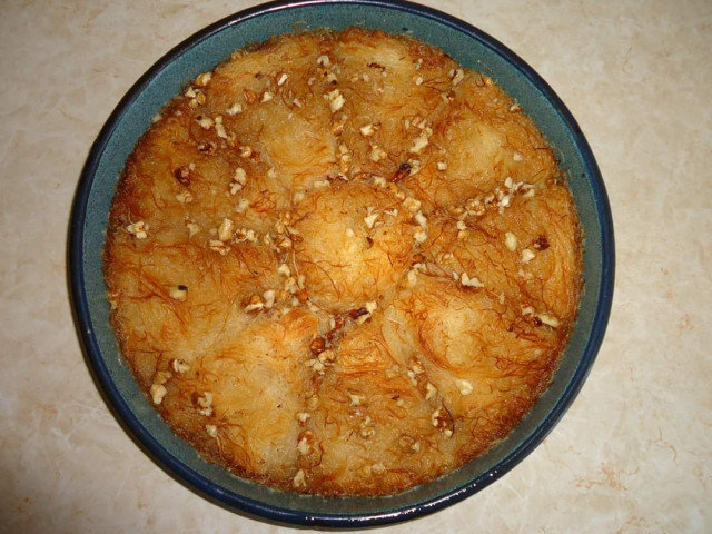 Пропитанный сиропом кадаиф с грецкими орехами