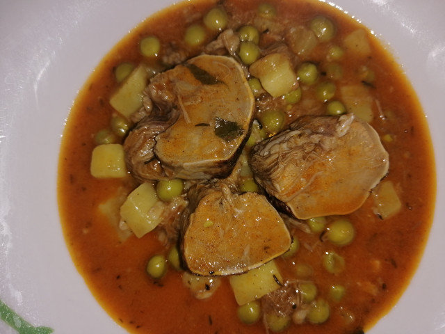 Свиной язык с горошком и картофелем