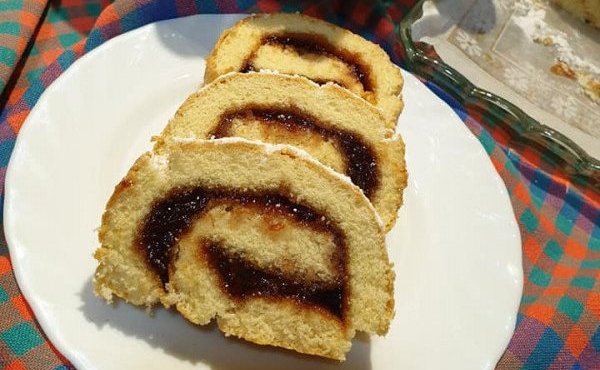Воздушный рулет с клубничным джемом