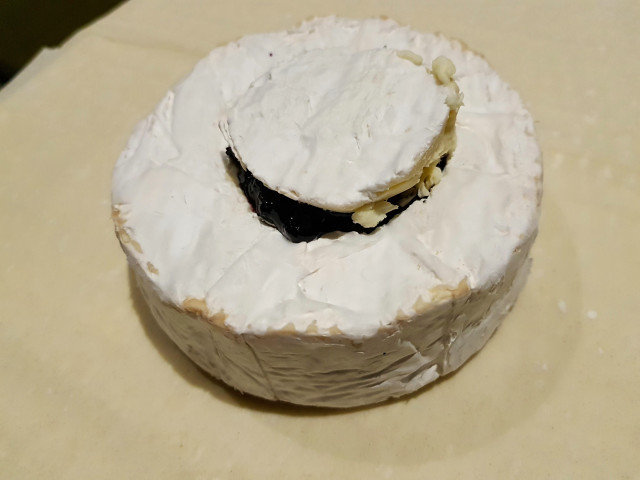 Запеченный сыр камамбер с черникой в тесте фило